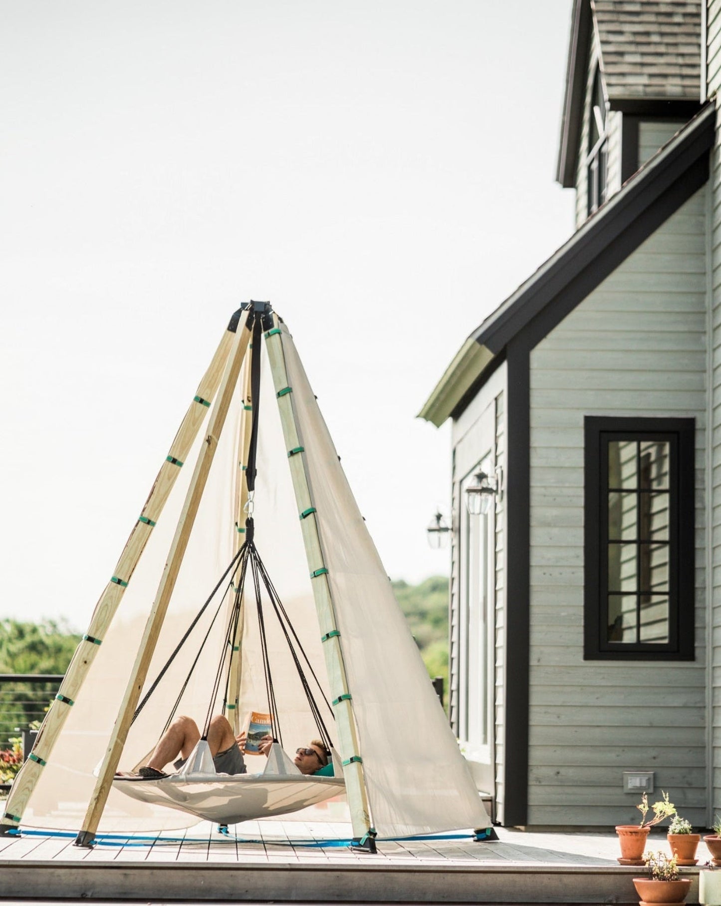 Bijou Nest: Stylish Outdoor Swing Retreat