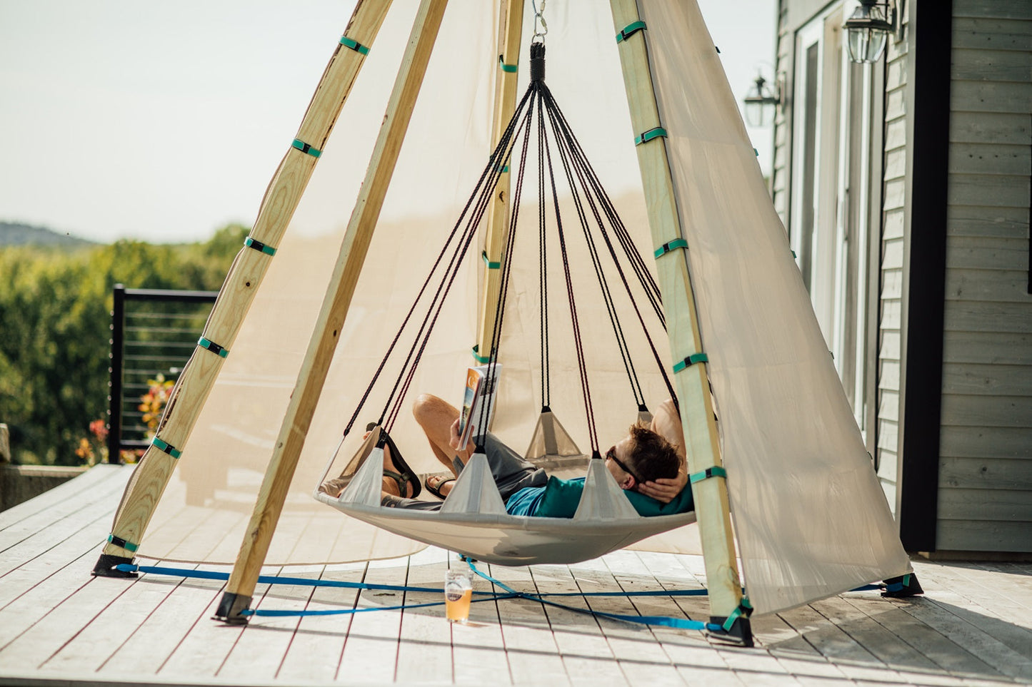 Bijou Nest: Stylish Outdoor Swing Retreat