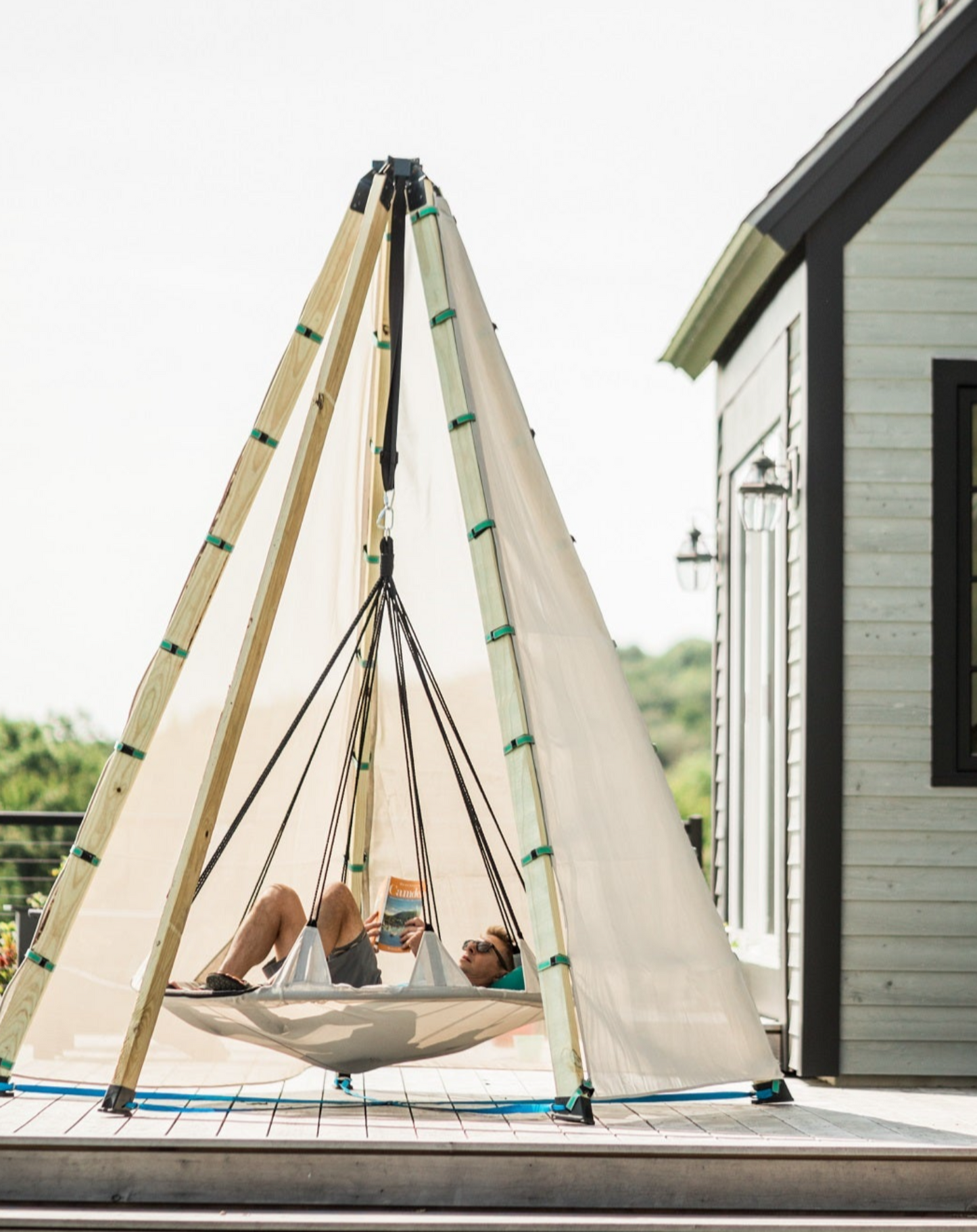 Bijou Nest: Stylish Outdoor Swing Retreat